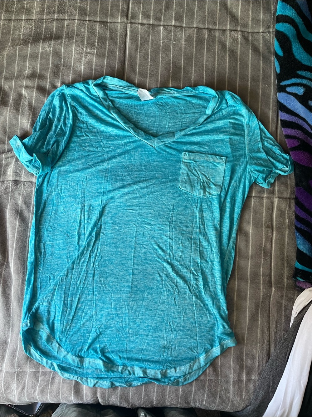 No Boundaries Women’s V-Neck Pocket Tee - Aqua Blue
